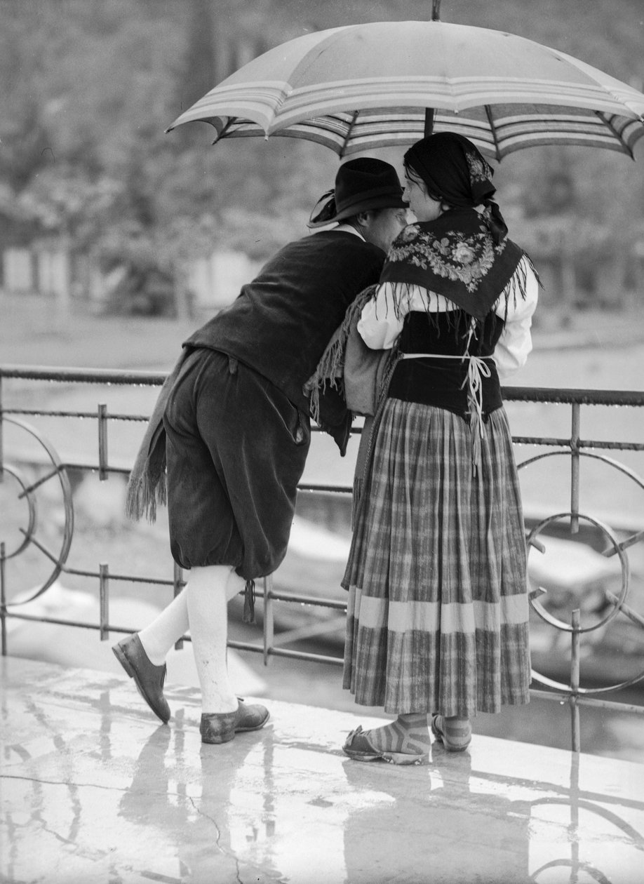 Pareja joven con paraguas, Italia de Bernard F. Rogers