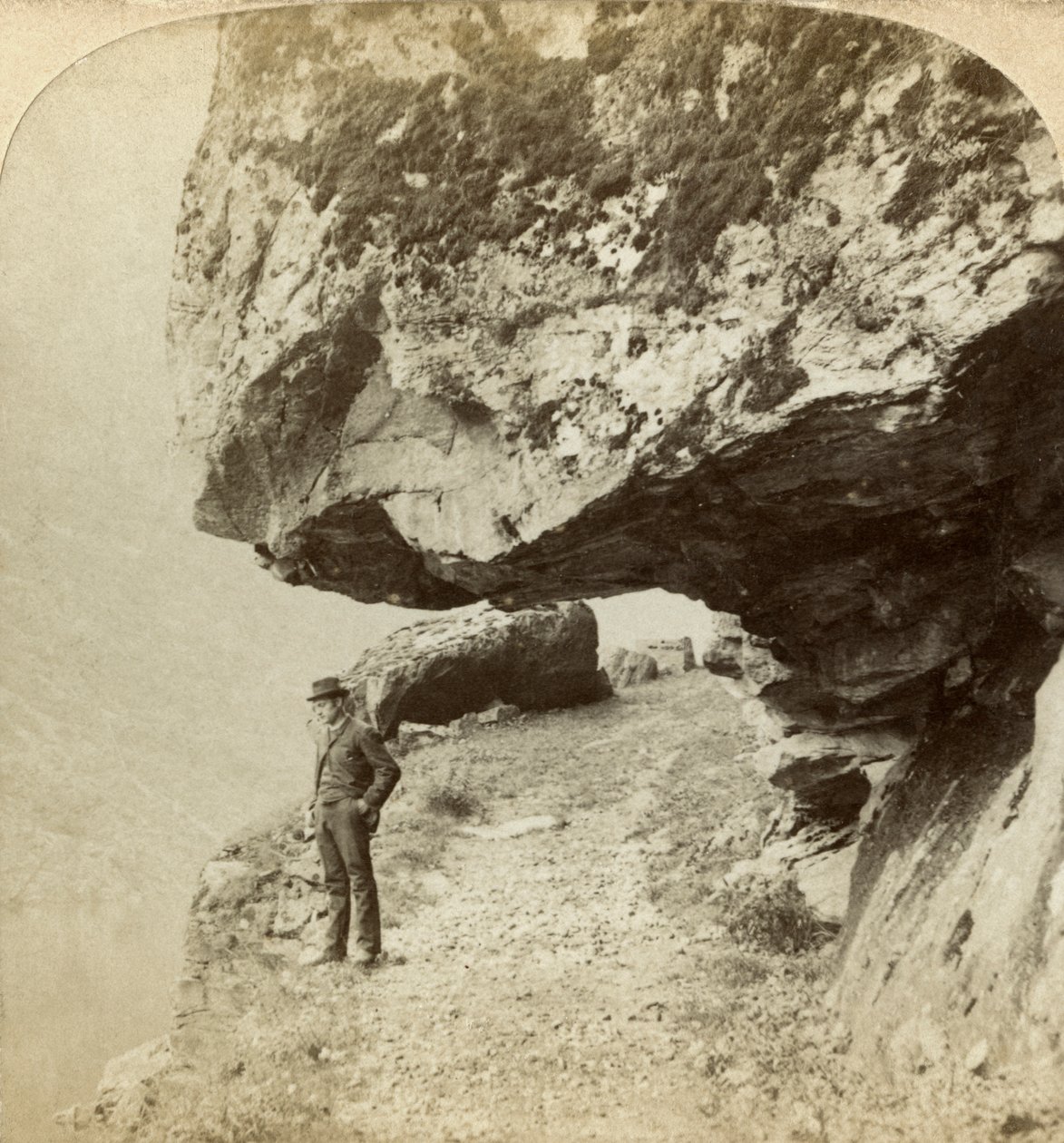 Hombre en un acantilado con vista a Naeroyfjord, Sogne, Noruega de Bert Underwood