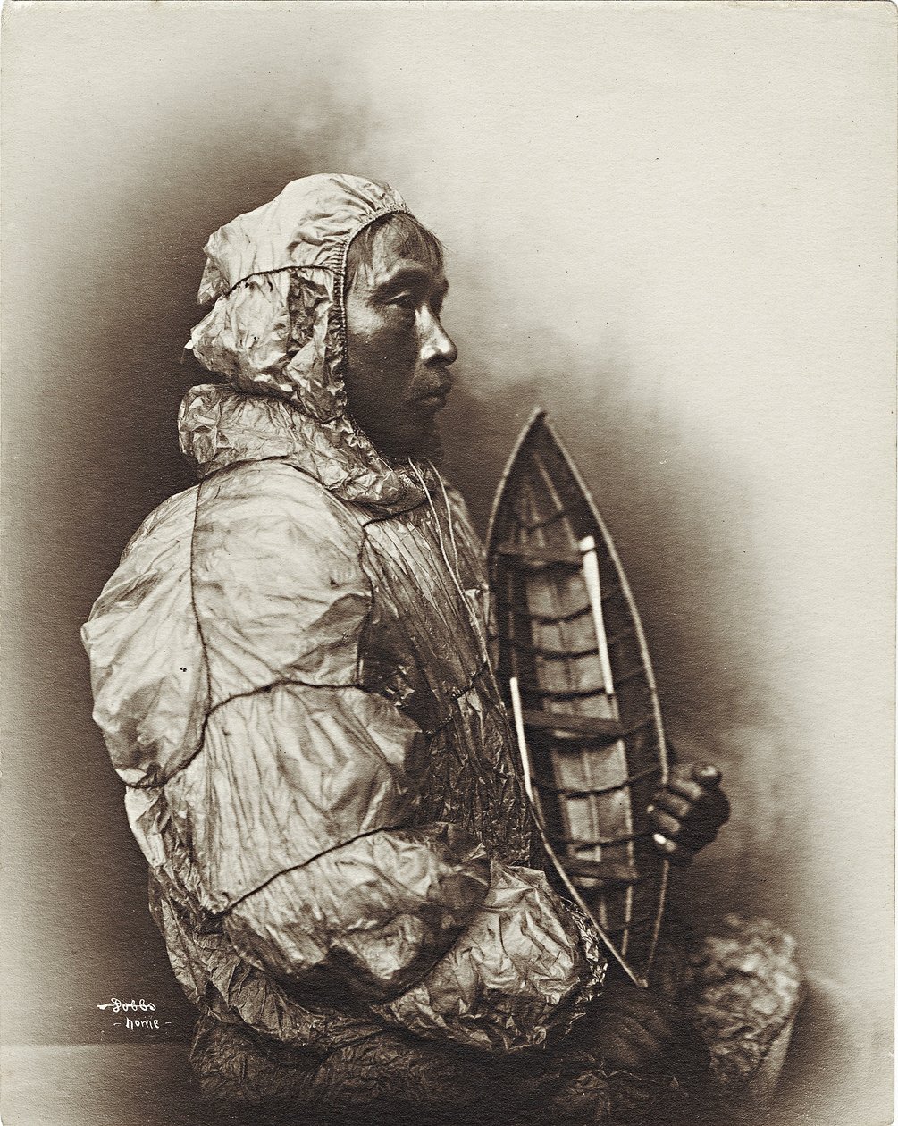 Hombre con modelo de umiak, Alaska, c.1906 de Beverly Bennett Dobbs