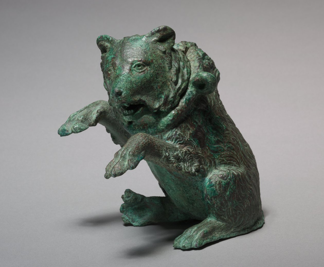 Ampolla de aceite en forma de oso bailarín, siglo III (bronce) de Nicolas d