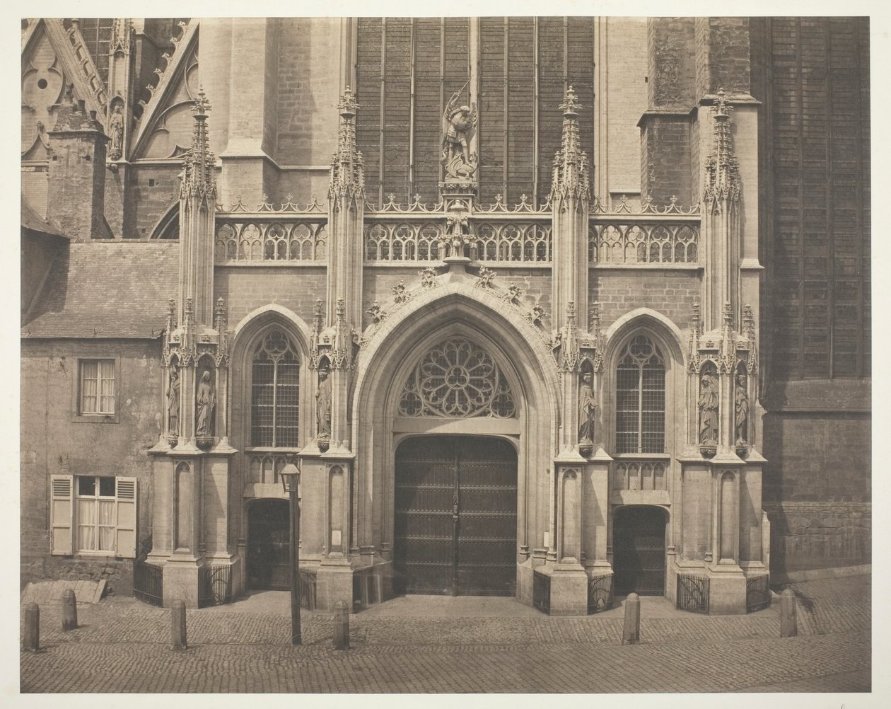 Sin título [Fachada sur del transepto de la catedral de San Miguel y Santa Gúdula en Bruselas, Bélgica]. de Bisson Frères