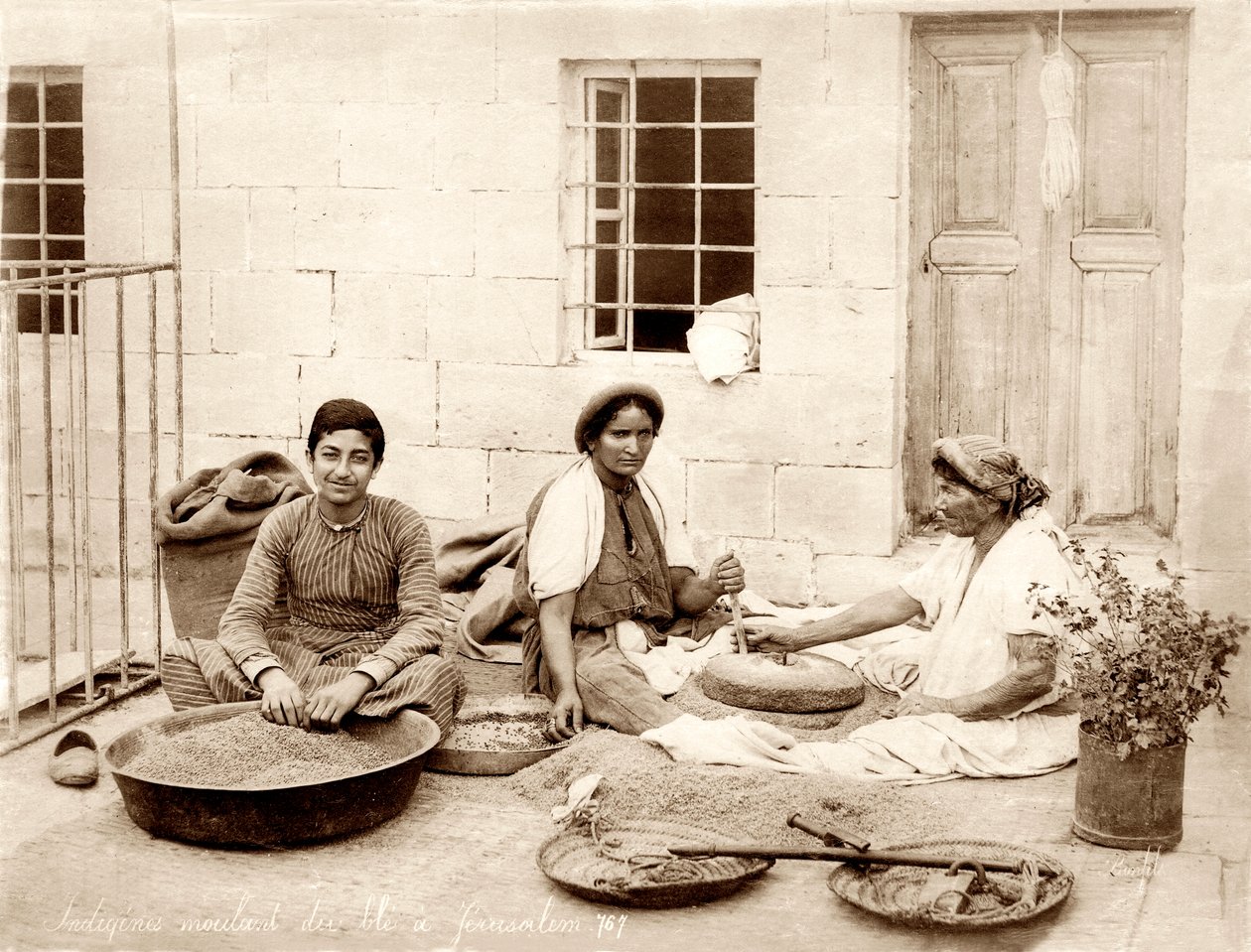 Moliendo trigo en Jerusalén, c.1867-98 de Bonfils Studio