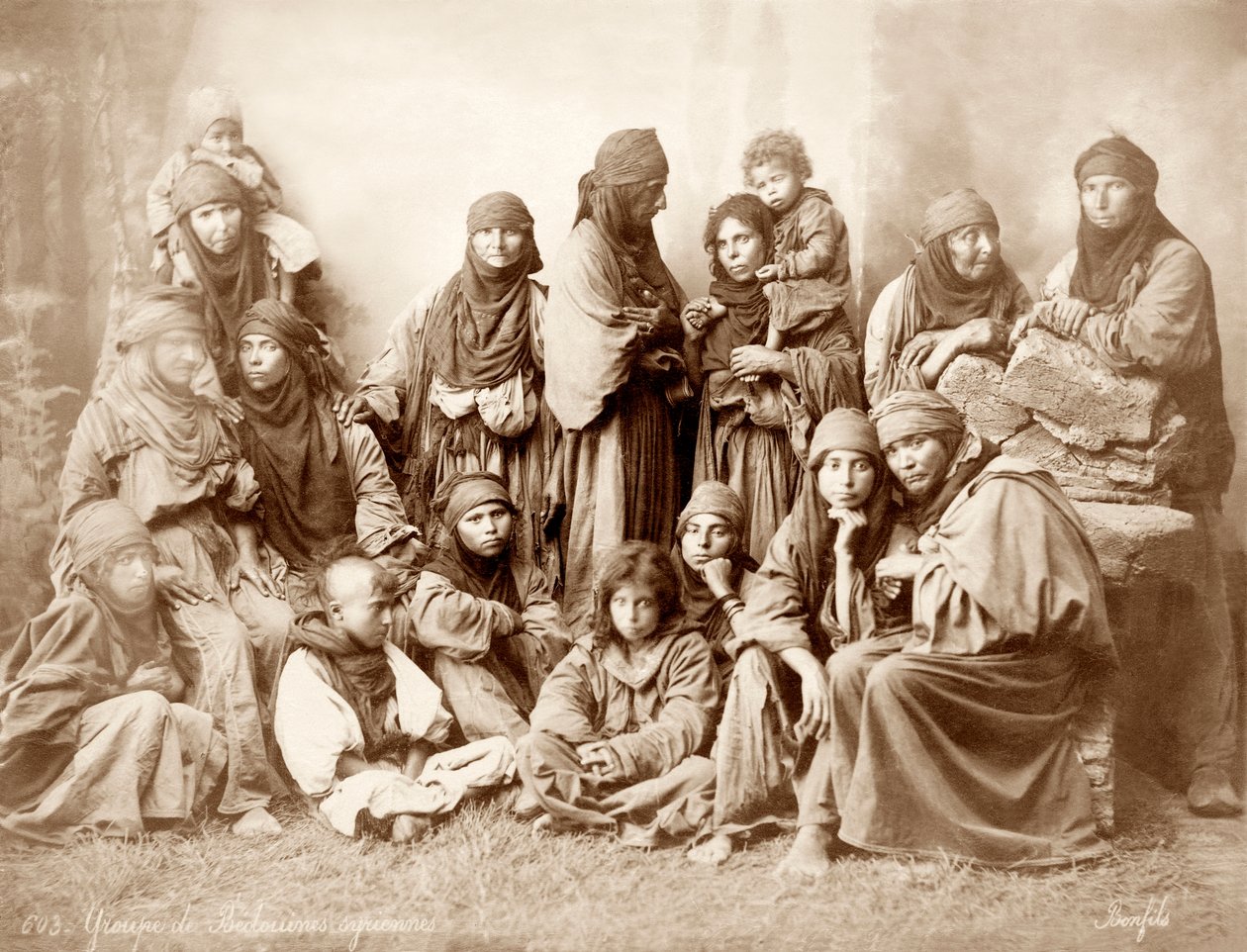 Grupo de 17 mujeres y niños beduinos, c.1867-98 de Bonfils Studio