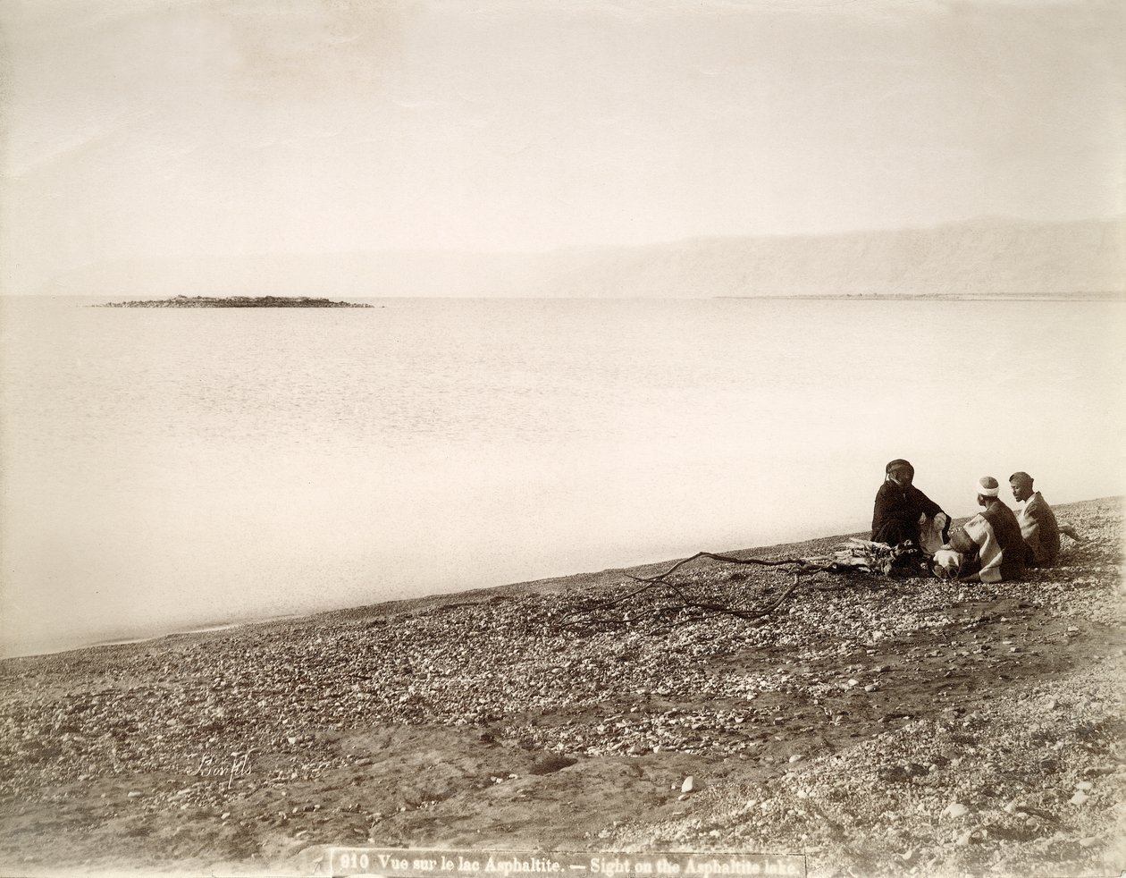 El extremo norte del Mar Muerto con la isla de Rujm el Bahr, c.1867-96 de Bonfils Studio