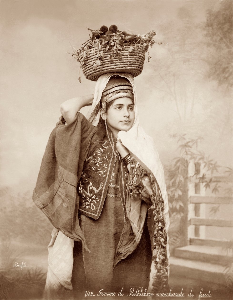 Mujer con una cesta de frutas en la cabeza, c.1867-98 de Bonfils Studio