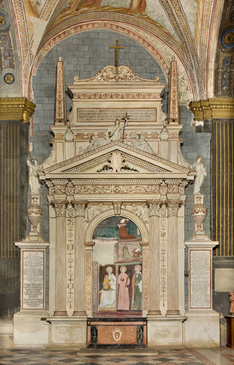 Transepto norte, Altar de San Miguel Arcángel, Detrás del retablo los frescos de Bonifacio Bembo, Virgen y Niño Santa Aquilina y Santa Catalina de Alejandría, Arriba símbolo de Humildad de Bonifacio Bembo