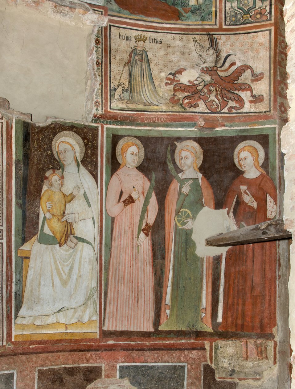 Transepto Norte, Altar de San Miguel Arcángel, detrás del retablo los frescos de Bonifacio Bembo, Virgen y Niño Santa Aquilina y Santa Catalina de Alejandría, Arriba símbolo de Humilitas de Bonifacio Bembo