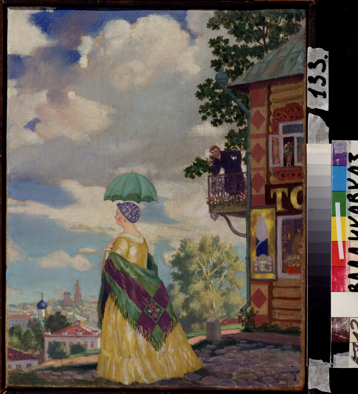 Provincia (Provincia). En una calle empedrada, elevada sobre la ciudad, una mujer con un vestido amarillo y un chal descuidadamente contenido a juego con su paraguas contempla el panorama. Un hombre de traje, en su balcón, fuma un cigarrillo mientras lo ob de Boris Mikhailovich Kustodiev