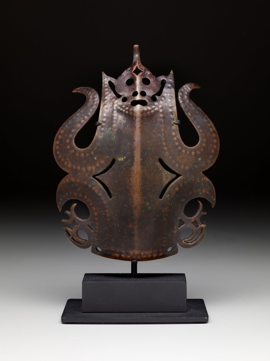 Ornamento de tocado de guerrero: figura frontal de Bornean Bornean