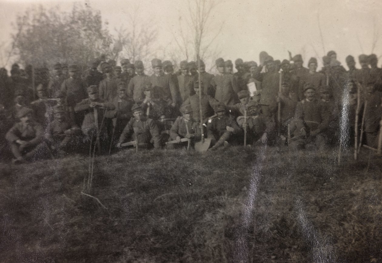Álbum de la Primera Guerra Mundial en Friuli-Venecia Julia: retrato de grupo de los soldados de la Infantería 112.mo con palas cerca del río Torre de Bourbon Del Monte