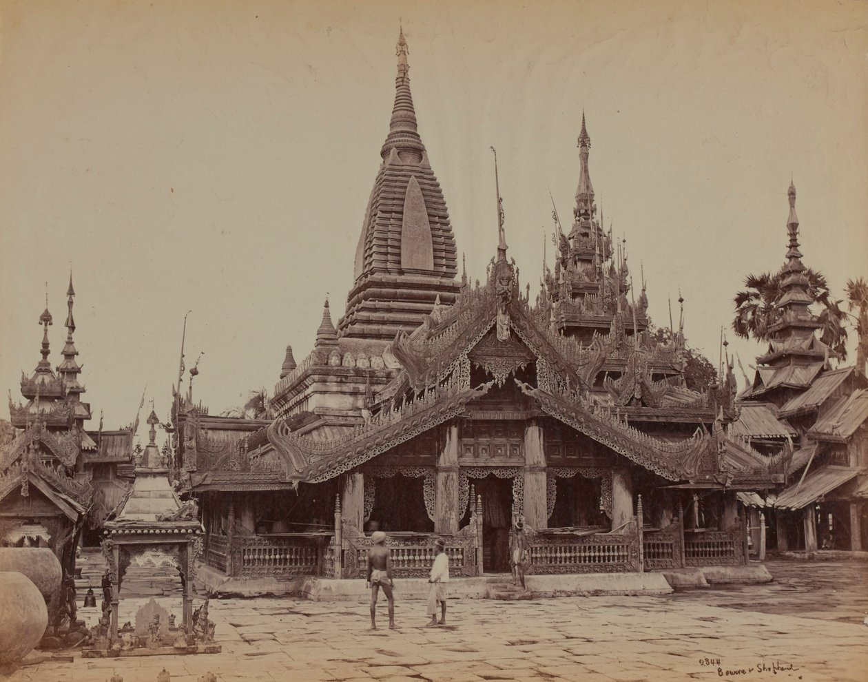 Patio de un templo birmano, Mandalay de British Photographer