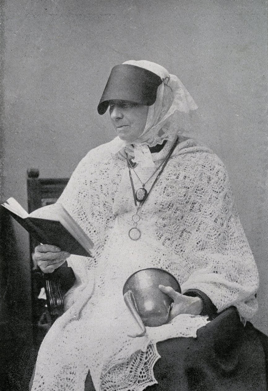Jane Whyte Balfour, tía de Robert Louis Stevenson, fotografiada leyendo y sosteniendo una trompeta de oído de British Photographer