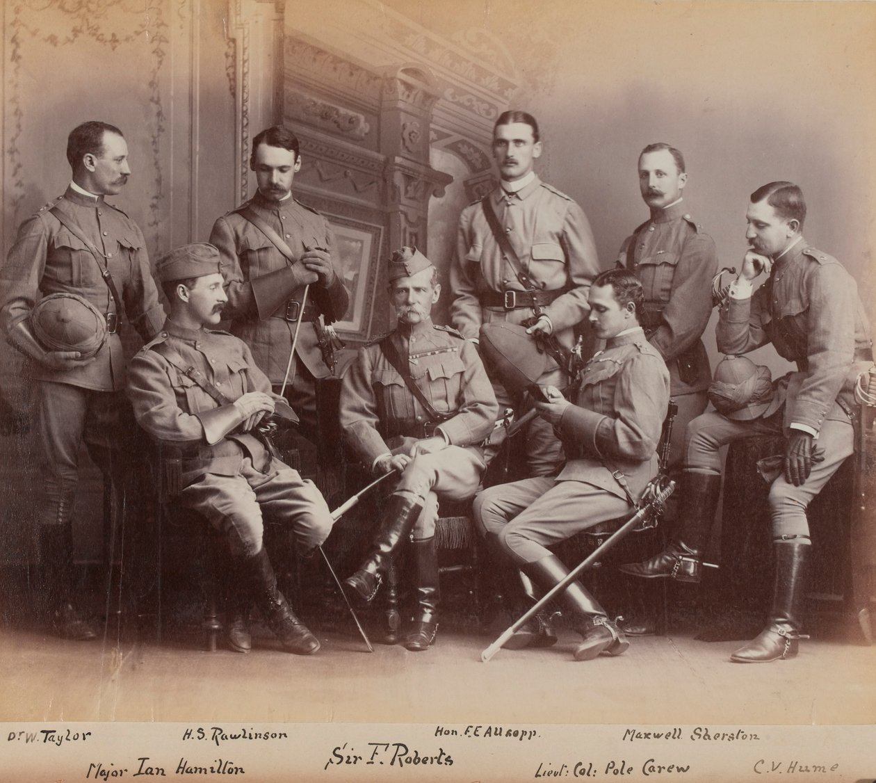 Sir Frederick Sleigh Roberts con sus oficiales de British Photographer