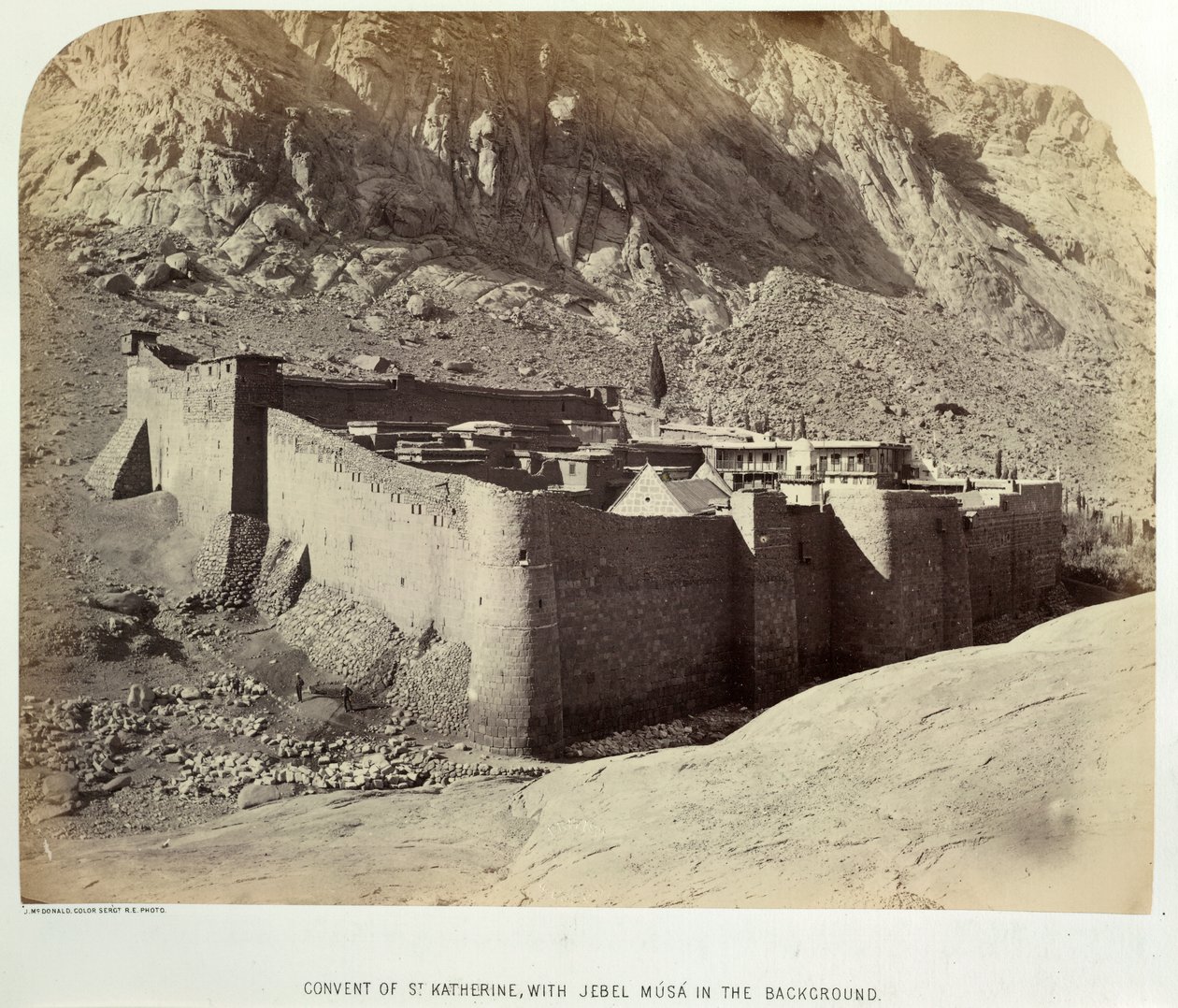 Convento de Santa Catalina con Jebel Músá al fondo, del Ordnance Survey of the Peninsula of Sinai de British Photographer