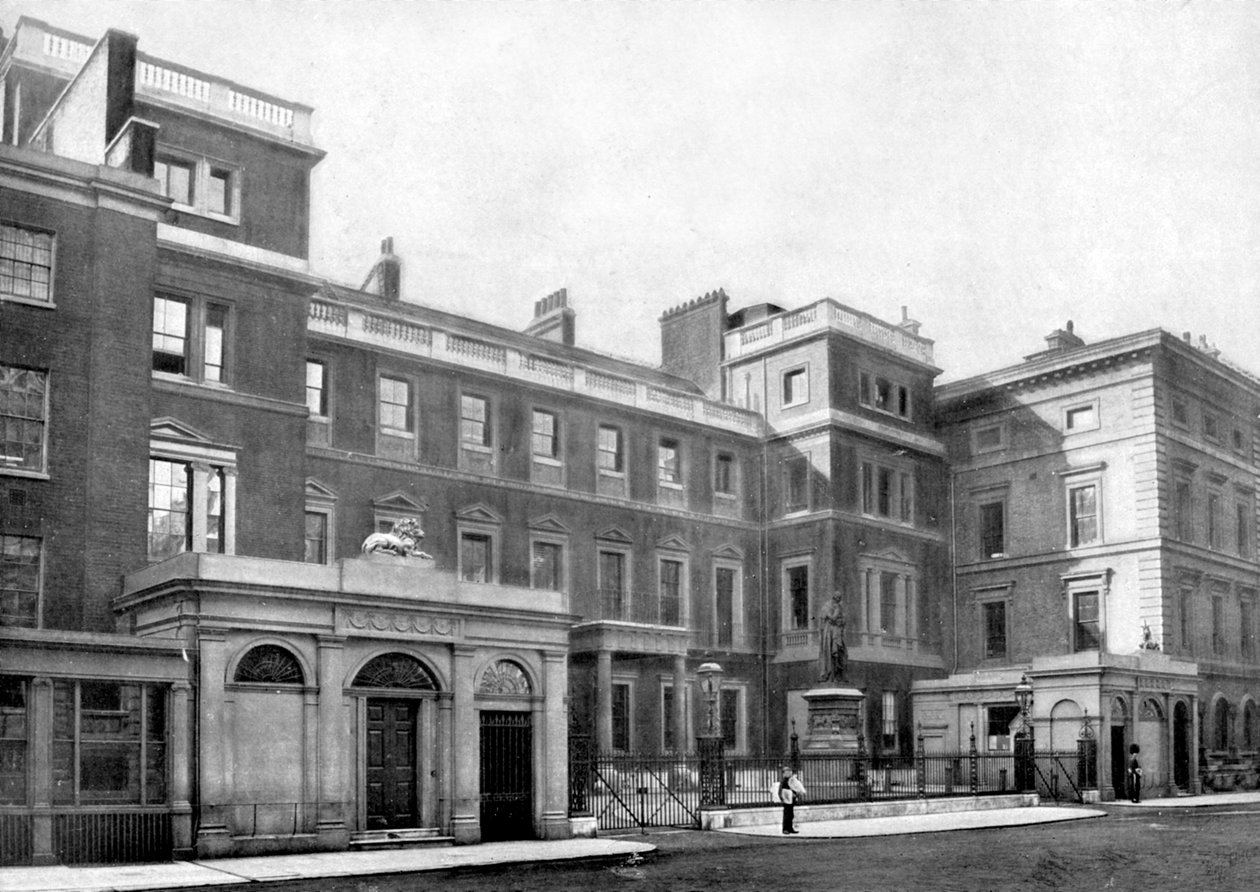 Fachada de la Oficina de Guerra, Cumberland House, Pall Mall, Londres, 1890 de British Photographer