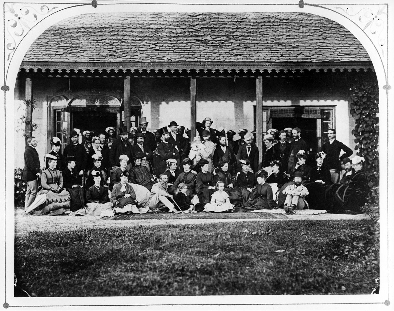 Grupo - Casa de Gobierno, c.1871 de British Photographer