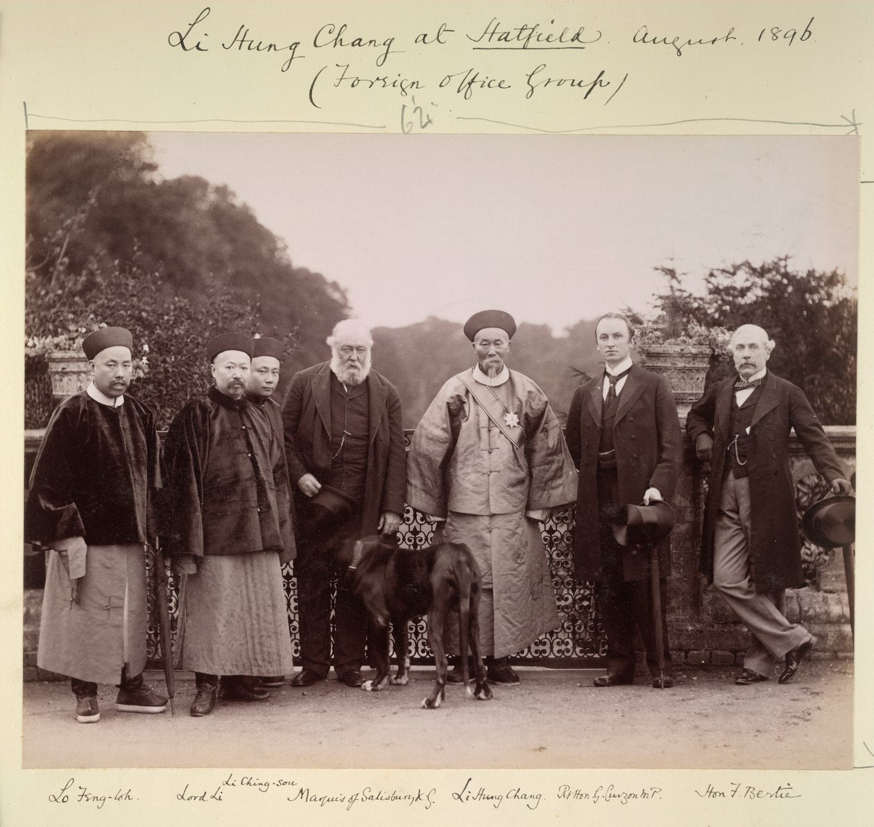 Li Hung Chang en Hatfield (Foreign Office Group), agosto de 1896 (fotografía en B/N) de British Photographer