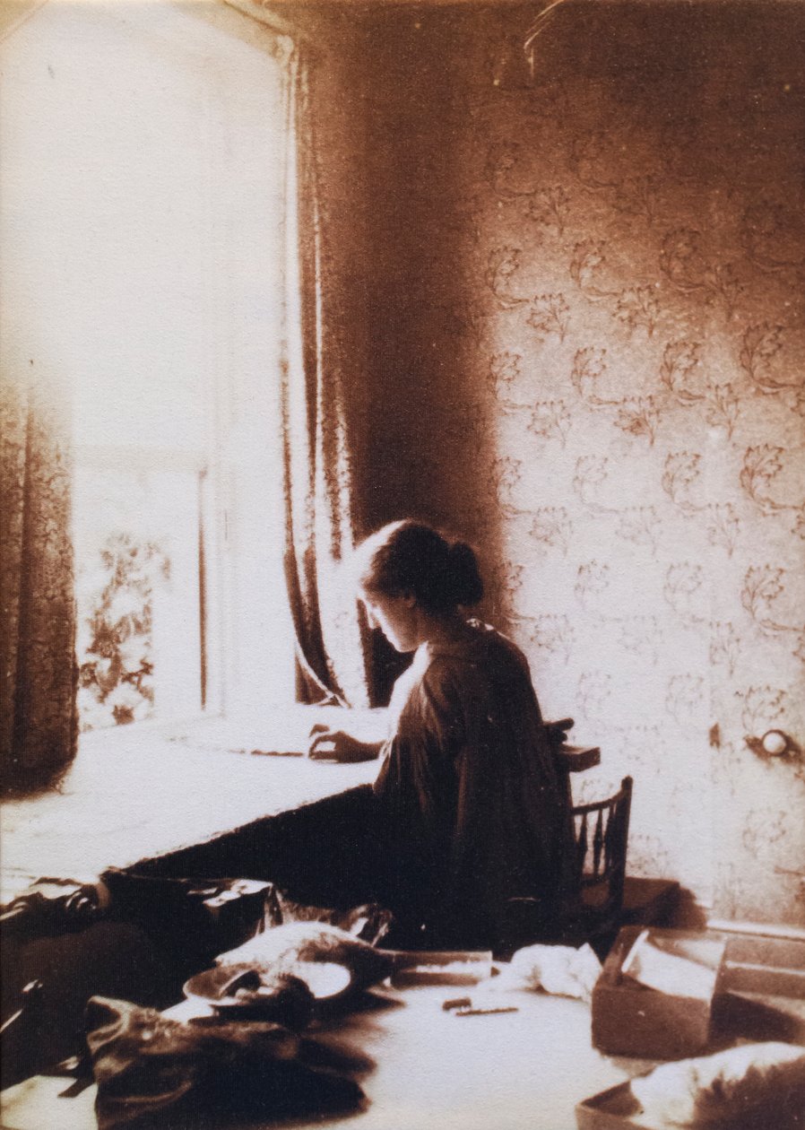 May Morris trabajando, principios de la década de 1890 (fotografía en blanco y negro) de British Photographer