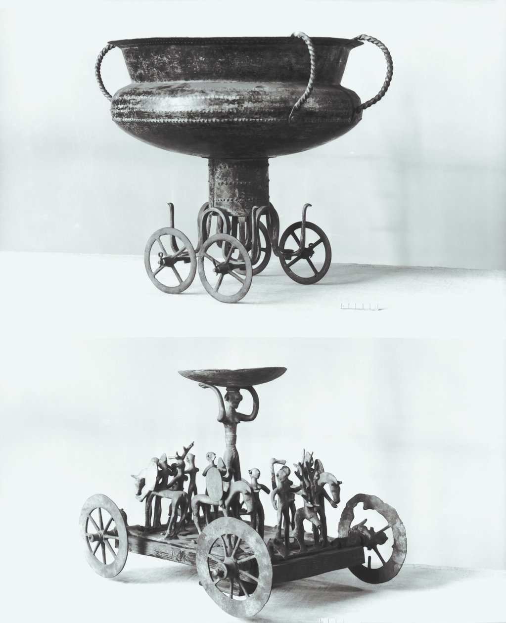 Dos carros votivos para recolectar agua de lluvia: Arriba - copa sostenida sobre cuatro ruedas del túmulo de Peccatel, Mecklemburgo, Alemania. Abajo - divinidad femenina de pie bajo un plato rodeada de guerreros de Bronze Age