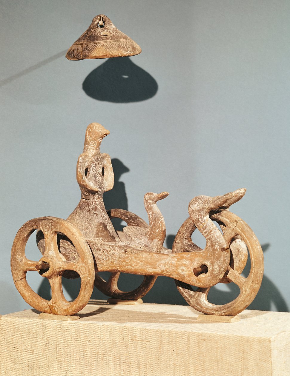 Carro votivo con una divinidad antropomórfica, de Dupljaja de Bronze Age