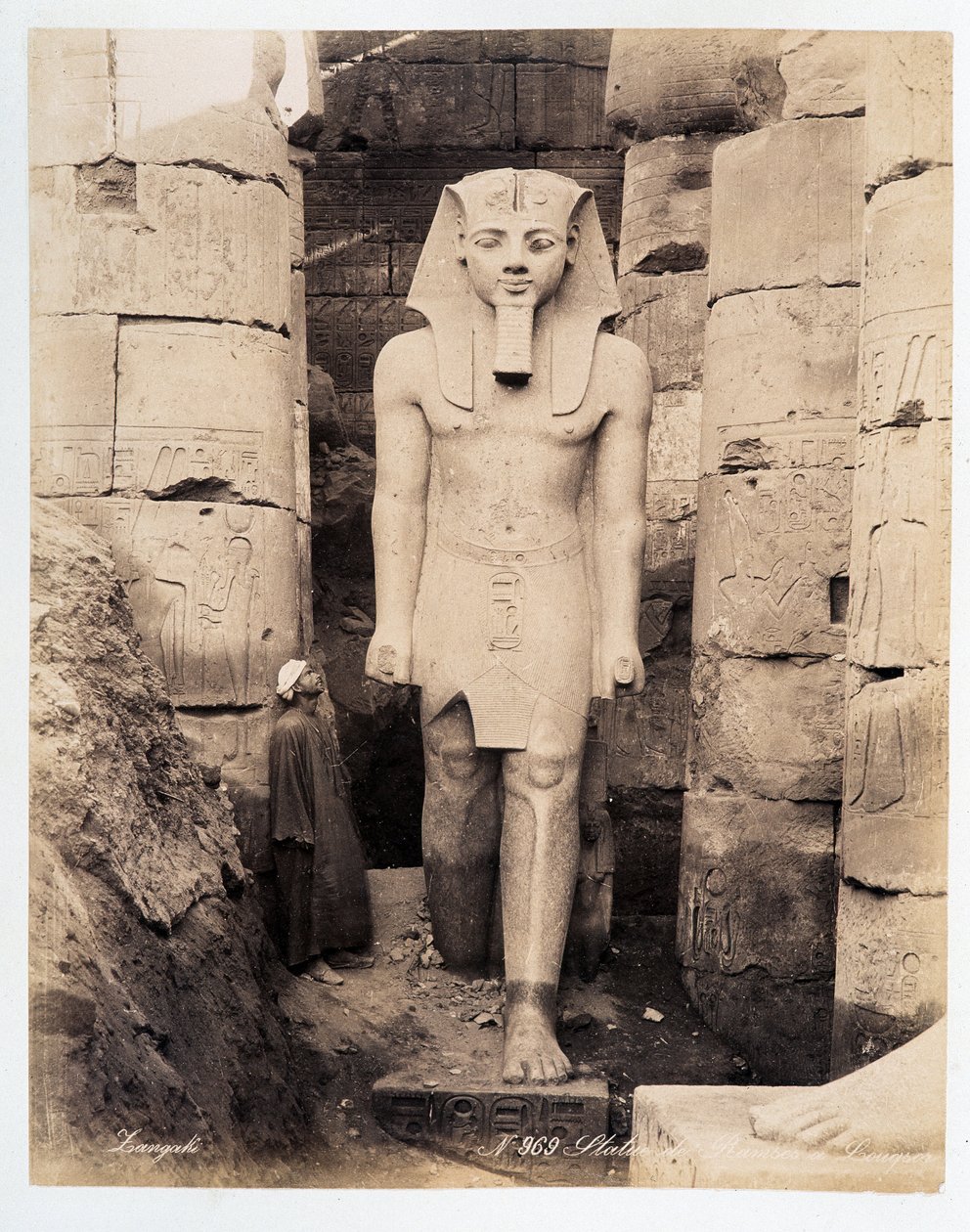 Una estatua de Ramsés en Luxor - fotografía de los hermanos Zangali, finales del siglo XIX de Brothers Zangaki