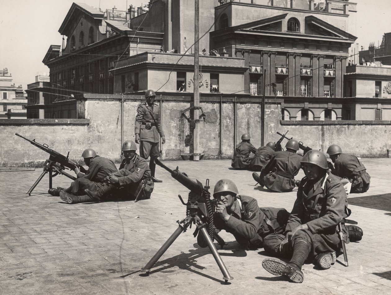 Maniobras de defensa antiaérea en Roma durante la Segunda Guerra Mundial (foto en b/n) de Bruni Bruni