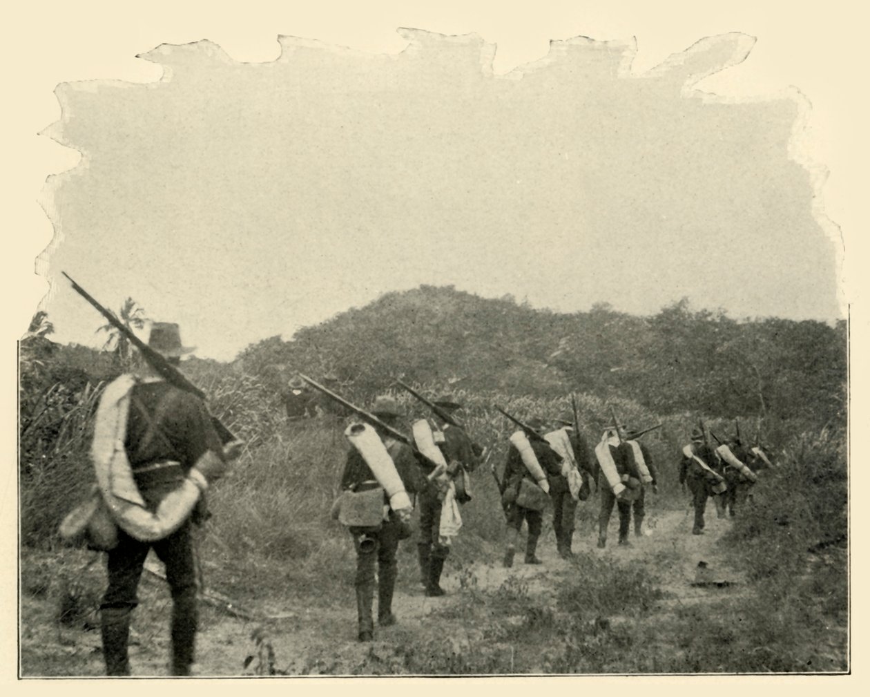 En el camino desde el campo de batalla del 1º y 10º hacia Rough Riders Escena del conflicto, sobre las montañas de Burr McIntosh