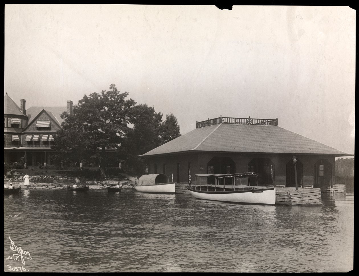 Un muelle de botes en la residencia de May Irwin en las Mil Islas, 1911-12 de Byron Company