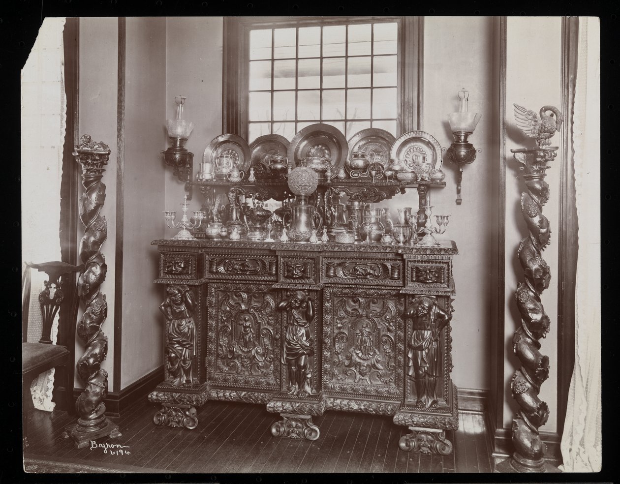 Un aparador desordenado en la residencia de Westmoreland Davis en Tuxedo Park, Nueva York, 1899 de Byron Company
