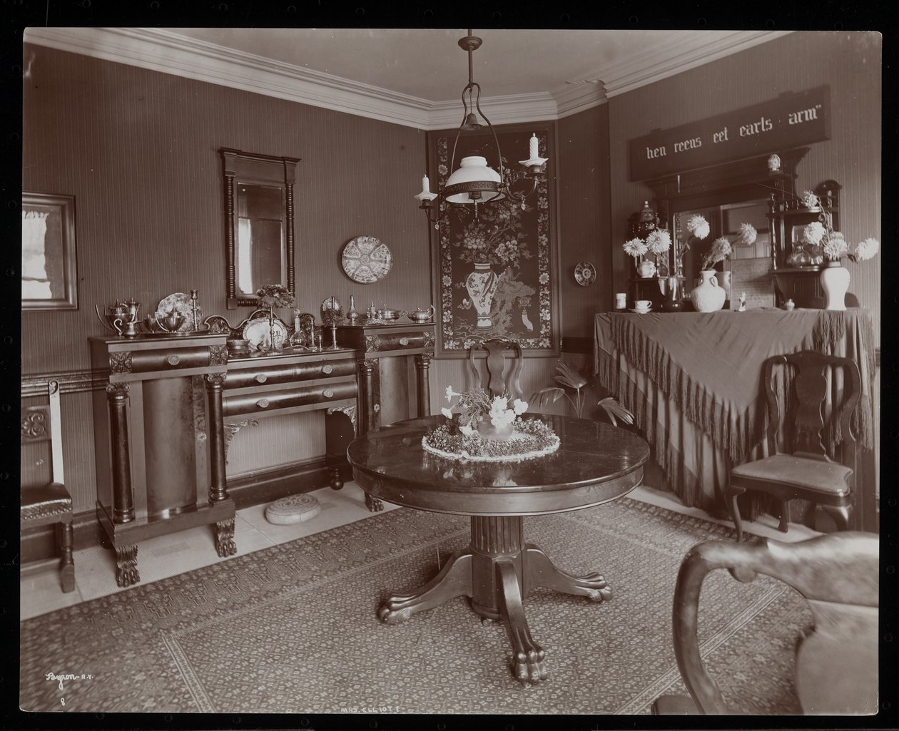Un comedor en la casa de la Sra. Elliott, 1902 de Byron Company