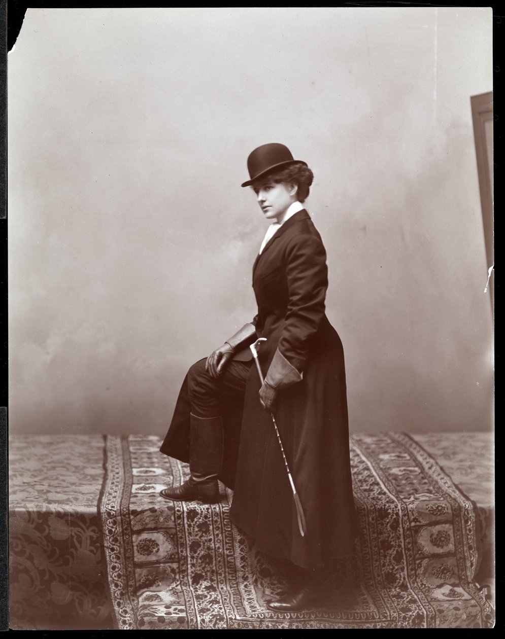 Una modelo femenina posando en el estudio del ilustrador Malcolm Strauss, c.1895 de Byron Company
