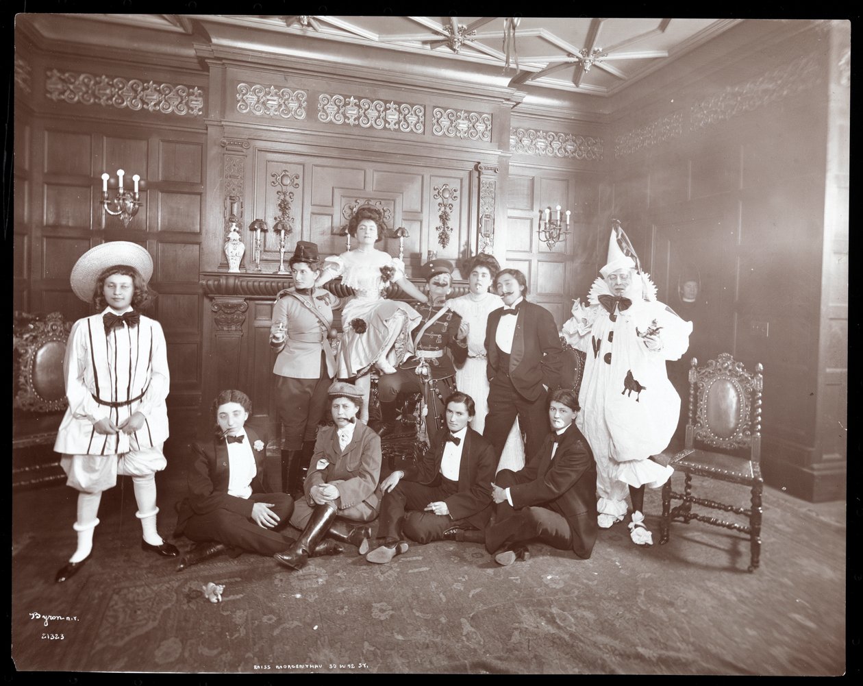 Un grupo en disfraz en la casa de la Srta. Morgenthau, 30 West 72nd Street, Nueva York, 1906 de Byron Company