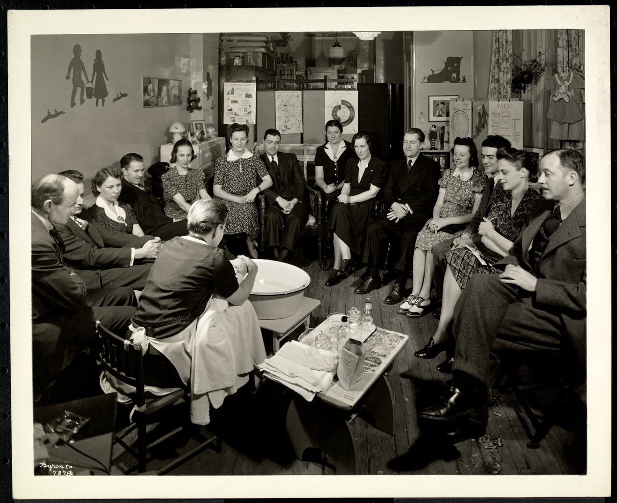 Un grupo de parejas en una clase sobre cuidado infantil impartida en el Servicio de Consulta de Maternidad 1359 York Avenue, Nueva York, 1941 de Byron Company