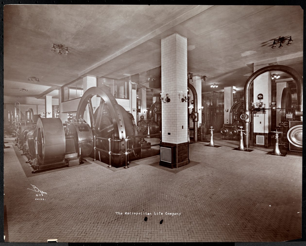 Una sala de equipos mecánicos en la Metropolitan Life Insurance Co. en la calle 23 y Madison Avenue, Nueva York, 1907 de Byron Company