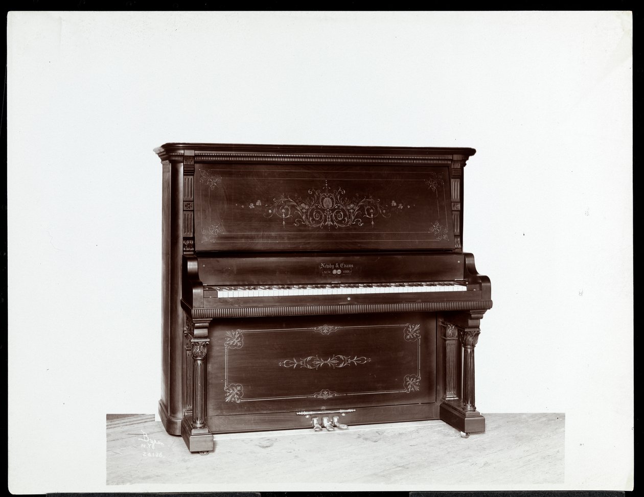 Un piano de Newby y Evans Piano Co., 1907 de Byron Company
