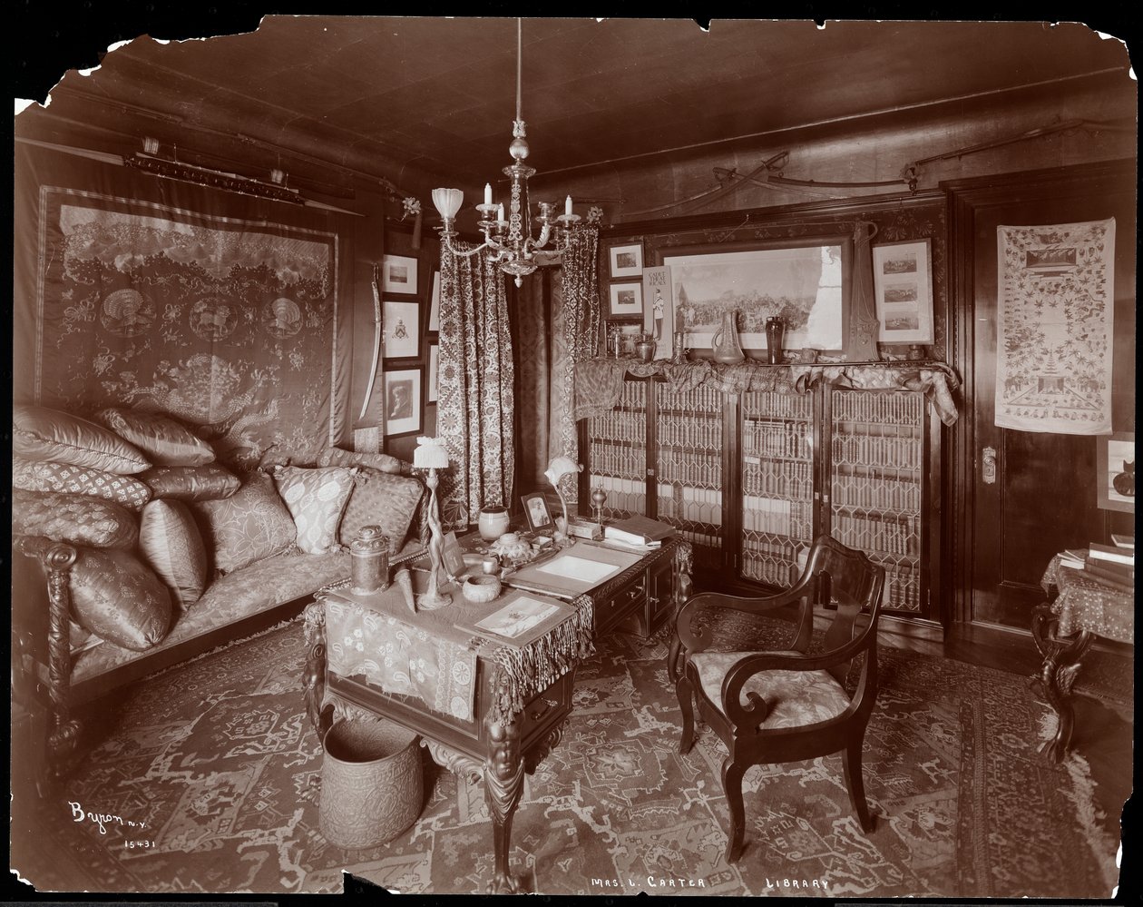 Una biblioteca privada en la residencia de la Sra. Leslie Carter en Nueva York, 1903 de Byron Company