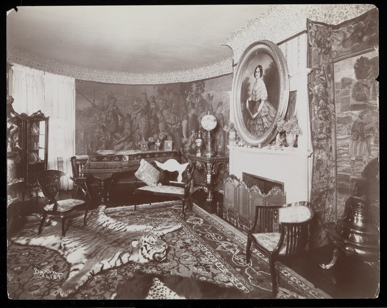 Una habitación en la residencia de Westmoreland Davis en Tuxedo Park, Nueva York, 1899 de Byron Company