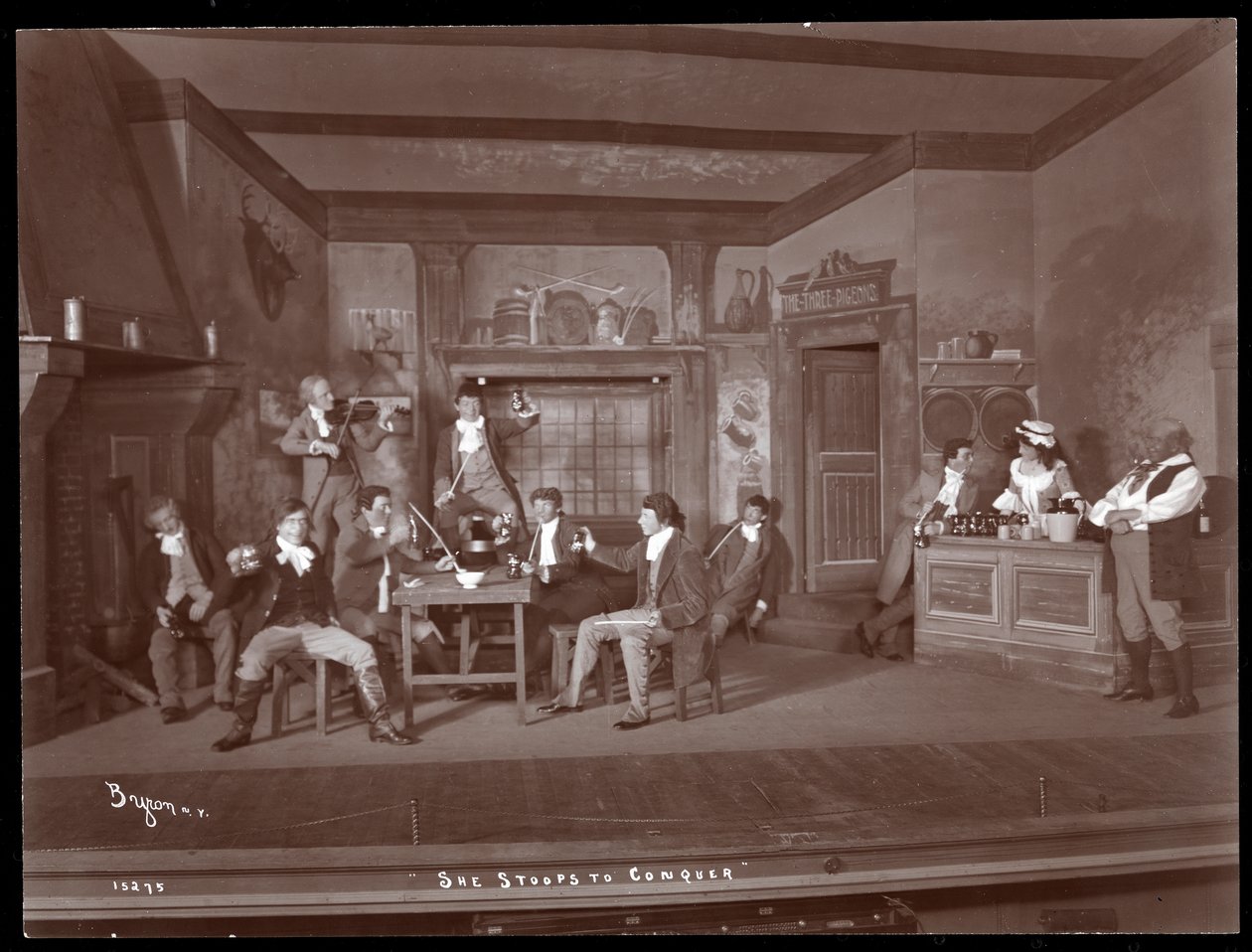 Una escena de una producción amateur de She Stoops to Conquer de Byron Company
