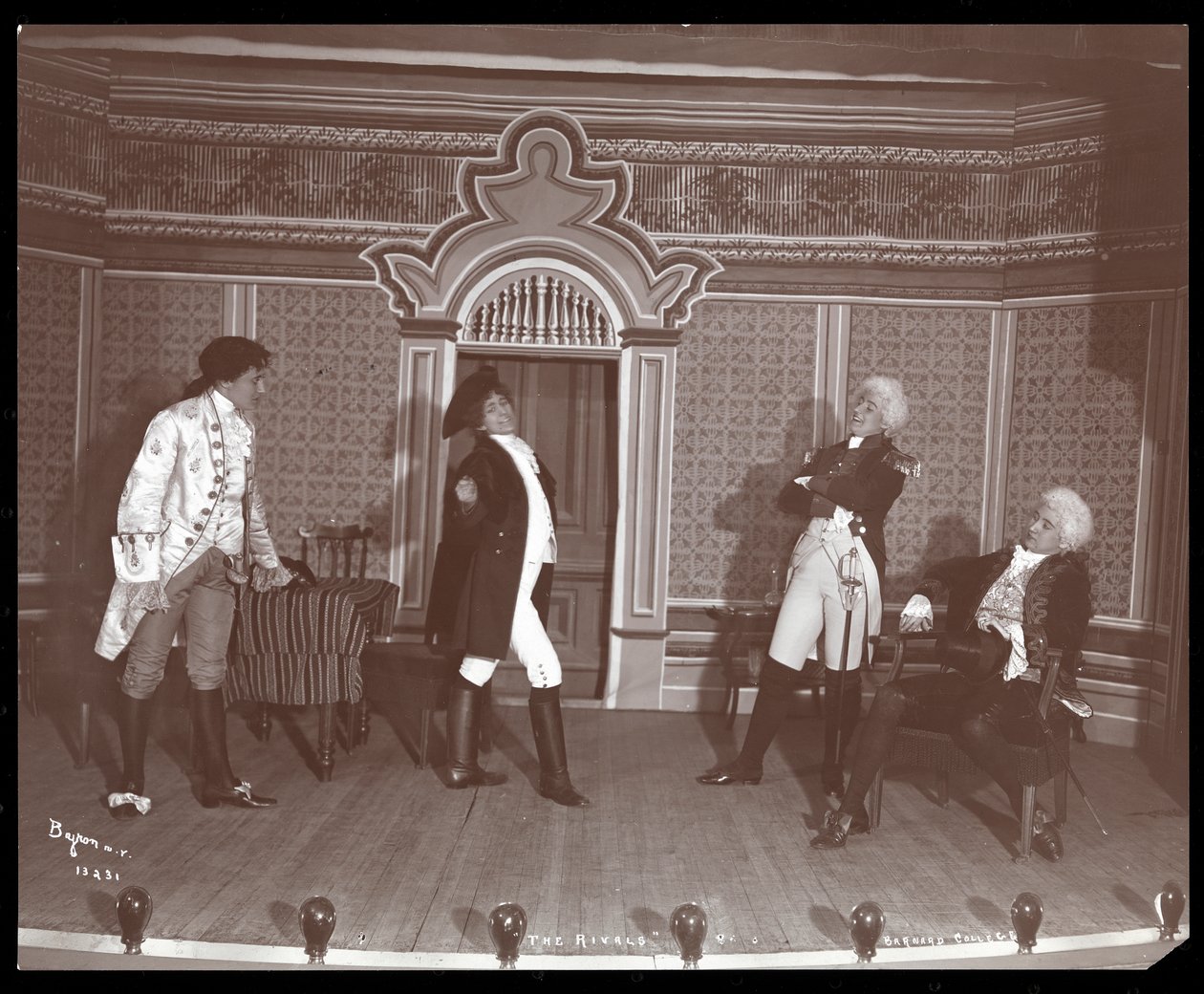 Una escena de una producción amateur de Los Rivales, presentada en Barnard College, Nueva York de Byron Company