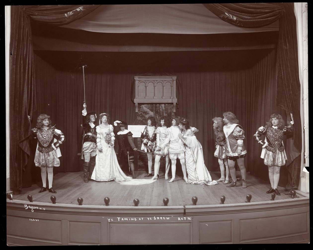 Una escena de una producción amateur de La fierecilla domada presentada en Barnard College, Nueva York de Byron Company