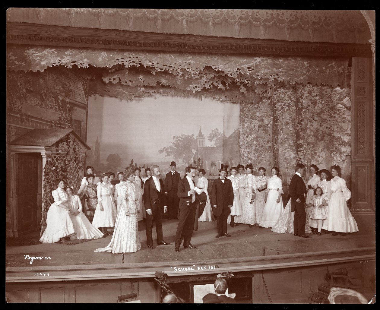 Una escena de una producción amateur de una obra titulada Escuela de Byron Company
