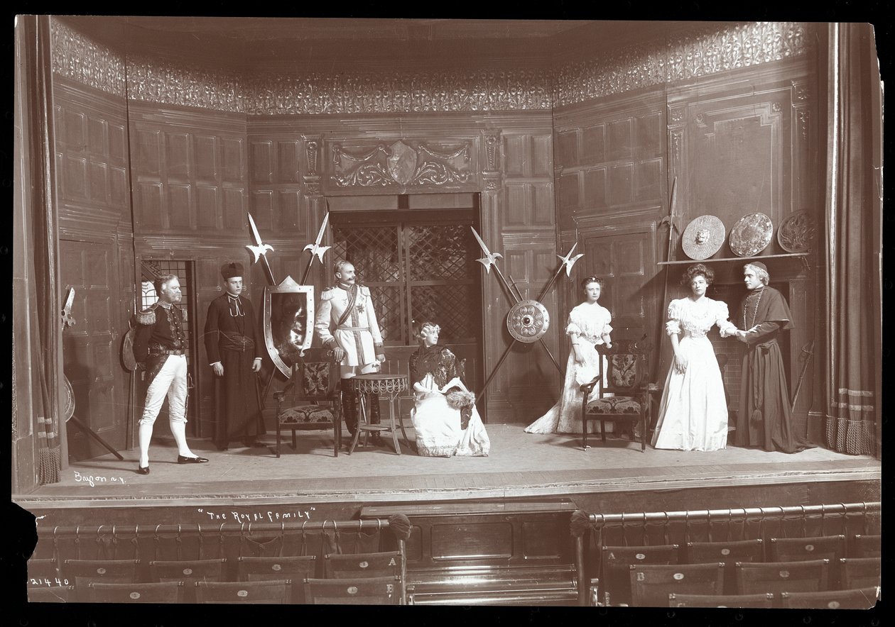 Una escena de una producción amateur de una obra titulada La Familia Real de Byron Company