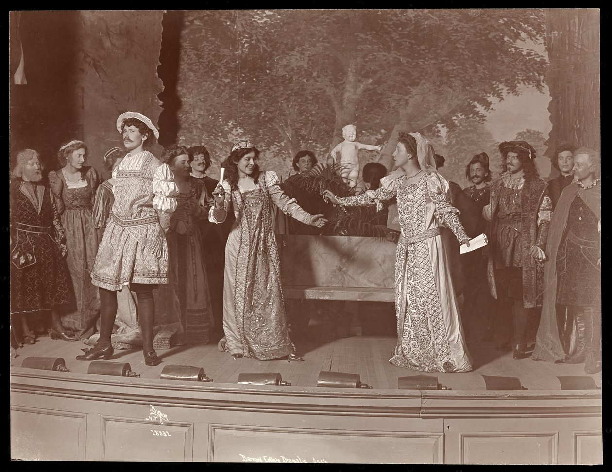 Una escena de una producción amateur de una obra no identificada presentada en Barnard College, Nueva York de Byron Company