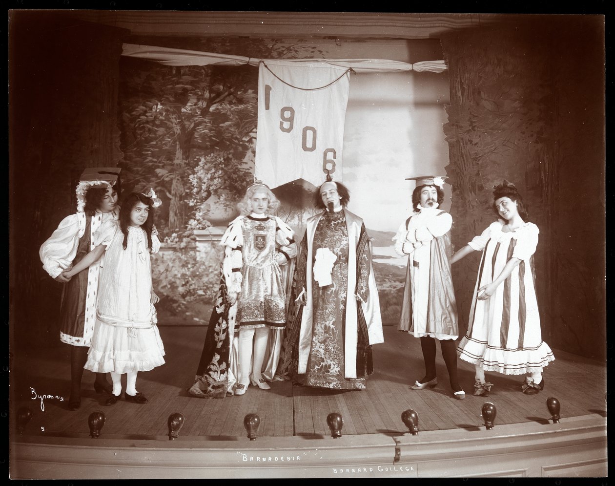 Una escena de una revista amateur titulada Barnardesia presentada en Barnard College, Nueva York de Byron Company