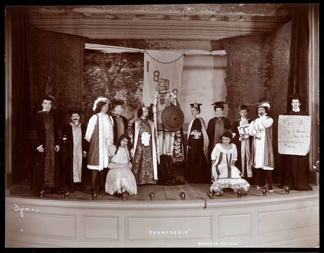 Una escena de una revista amateur titulada Barnardesia presentada en Barnard College, Nueva York de Byron Company