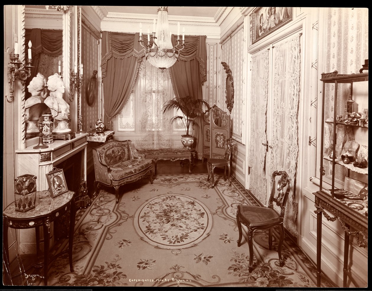 Una pequeña habitación en la residencia de la Sra. Leslie Carter en Nueva York, 1904 de Byron Company