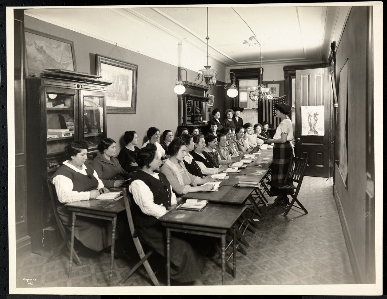 Clase de americanización de mujeres en la Hermandad Rodeph Sholom, 157 East 94th Street, Nueva York, 1920 de Byron Company