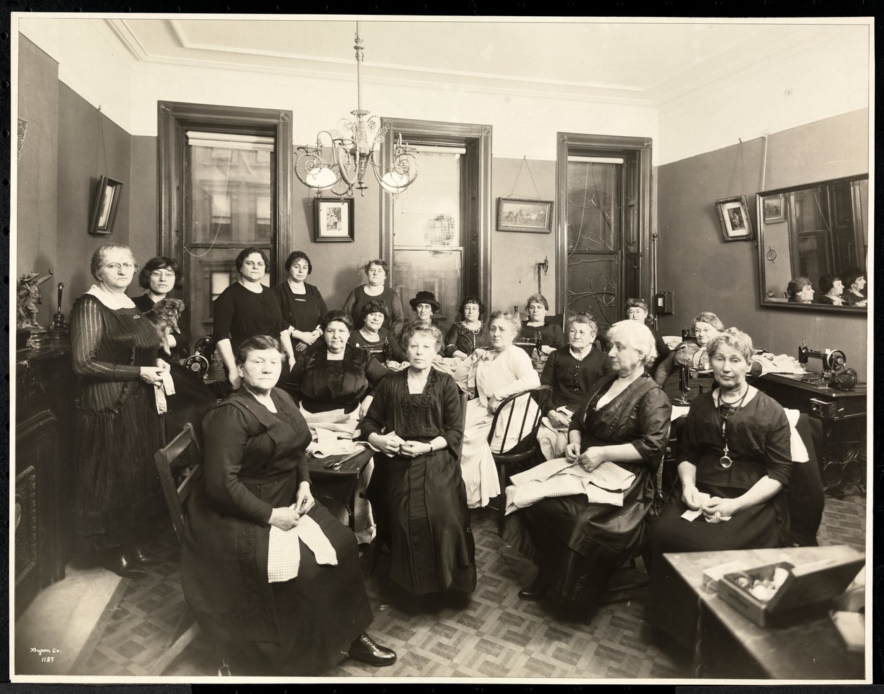 Un círculo de costura de mujeres en 157 East 94th Street, Upper East Side, Nueva York, 1920 de Byron Company