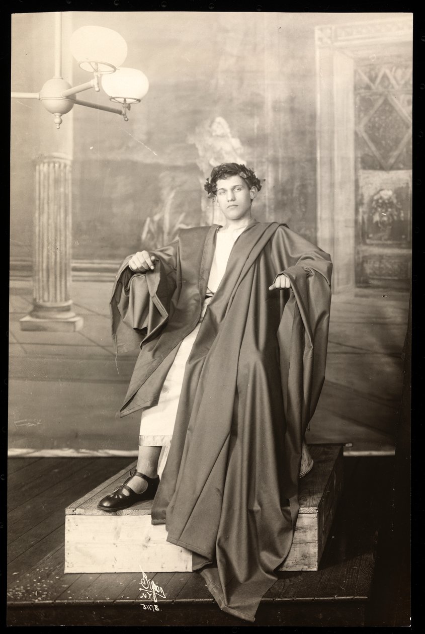 Un joven actor en el traje de Julio César del set de una producción amateur de Julio César de Byron Company