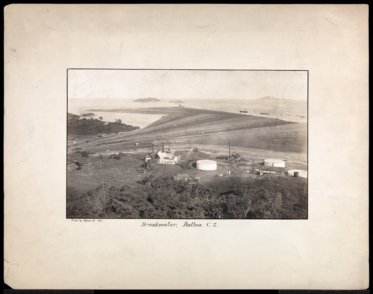 Vista aérea de un rompeolas en Balboa, la entrada del Pacífico al Canal de Panamá, 1912 o 1913 de Byron Company